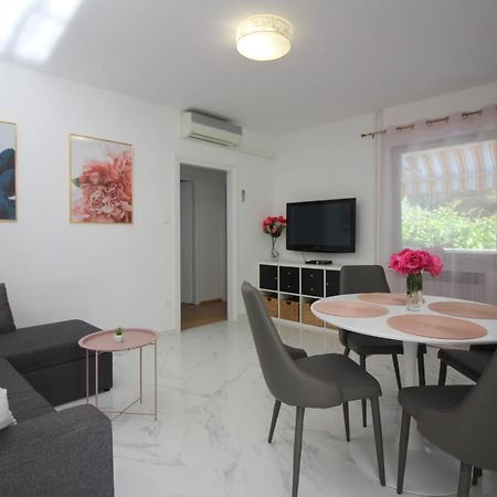 Modern Apartment Sabina With Nice Garden Пореч Екстериор снимка