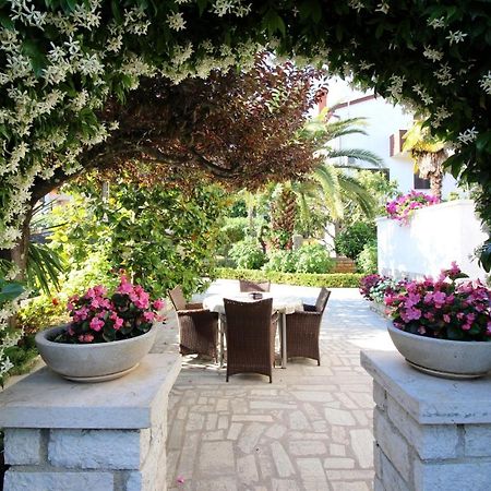 Modern Apartment Sabina With Nice Garden Пореч Екстериор снимка
