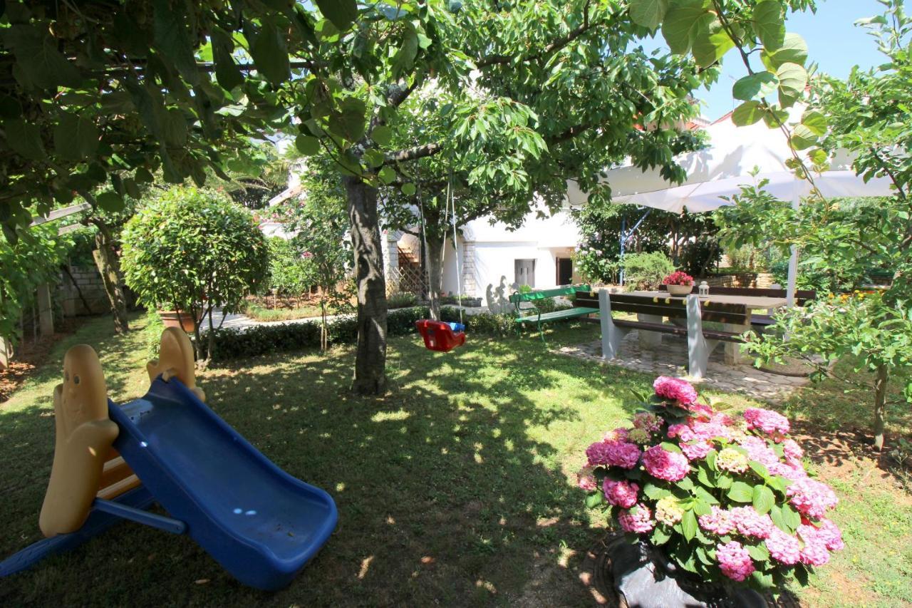 Modern Apartment Sabina With Nice Garden Пореч Екстериор снимка