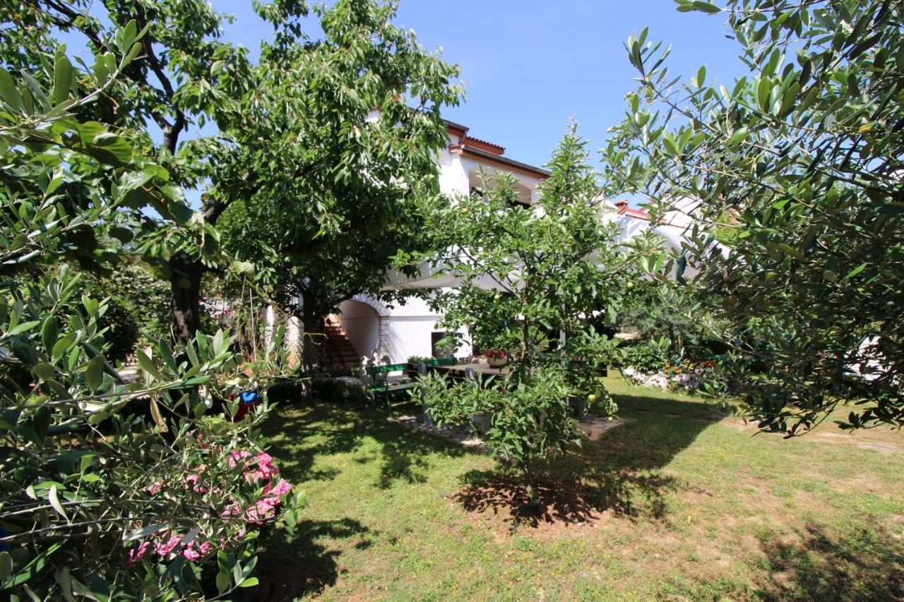 Modern Apartment Sabina With Nice Garden Пореч Екстериор снимка