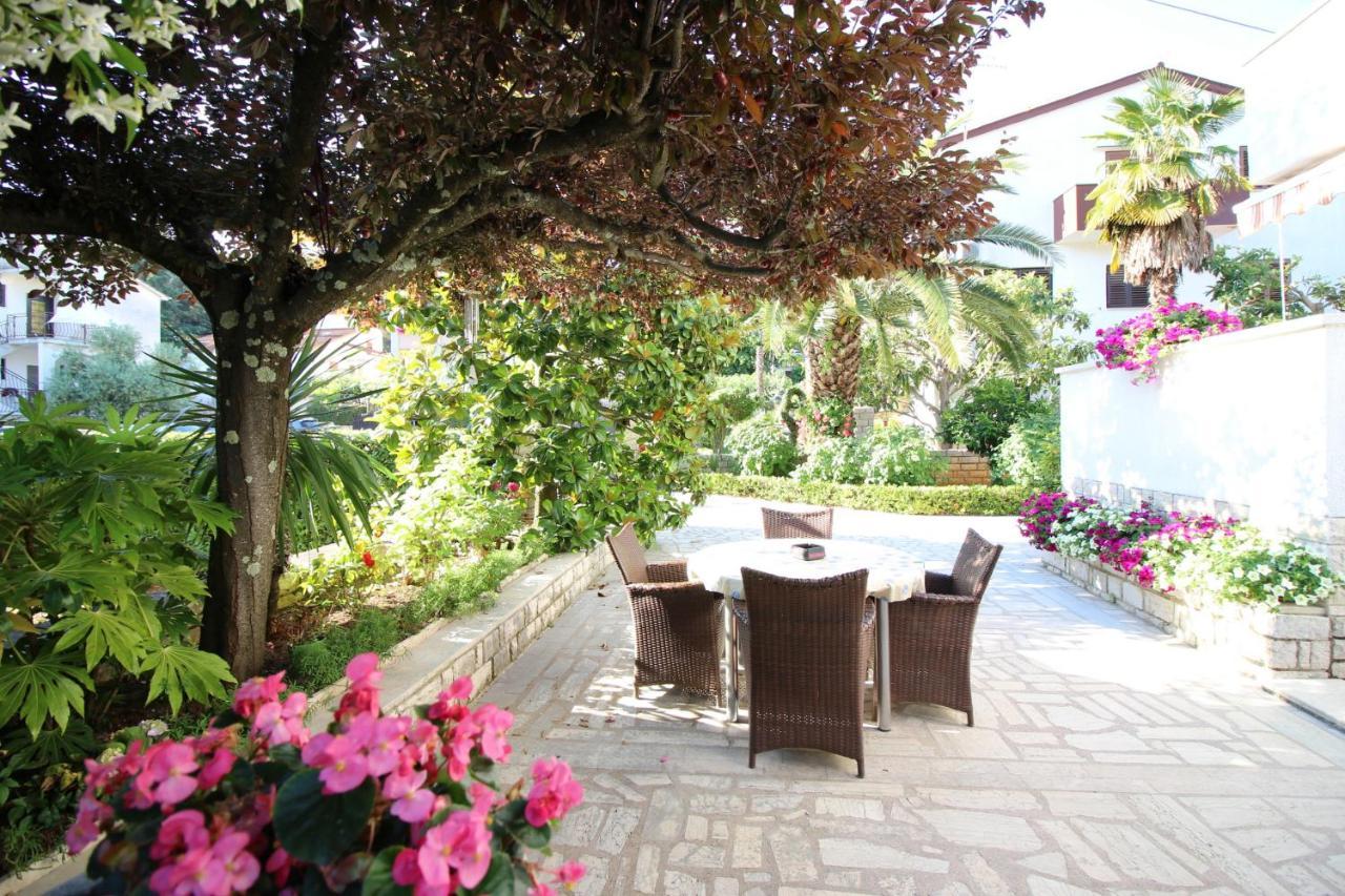 Modern Apartment Sabina With Nice Garden Пореч Екстериор снимка