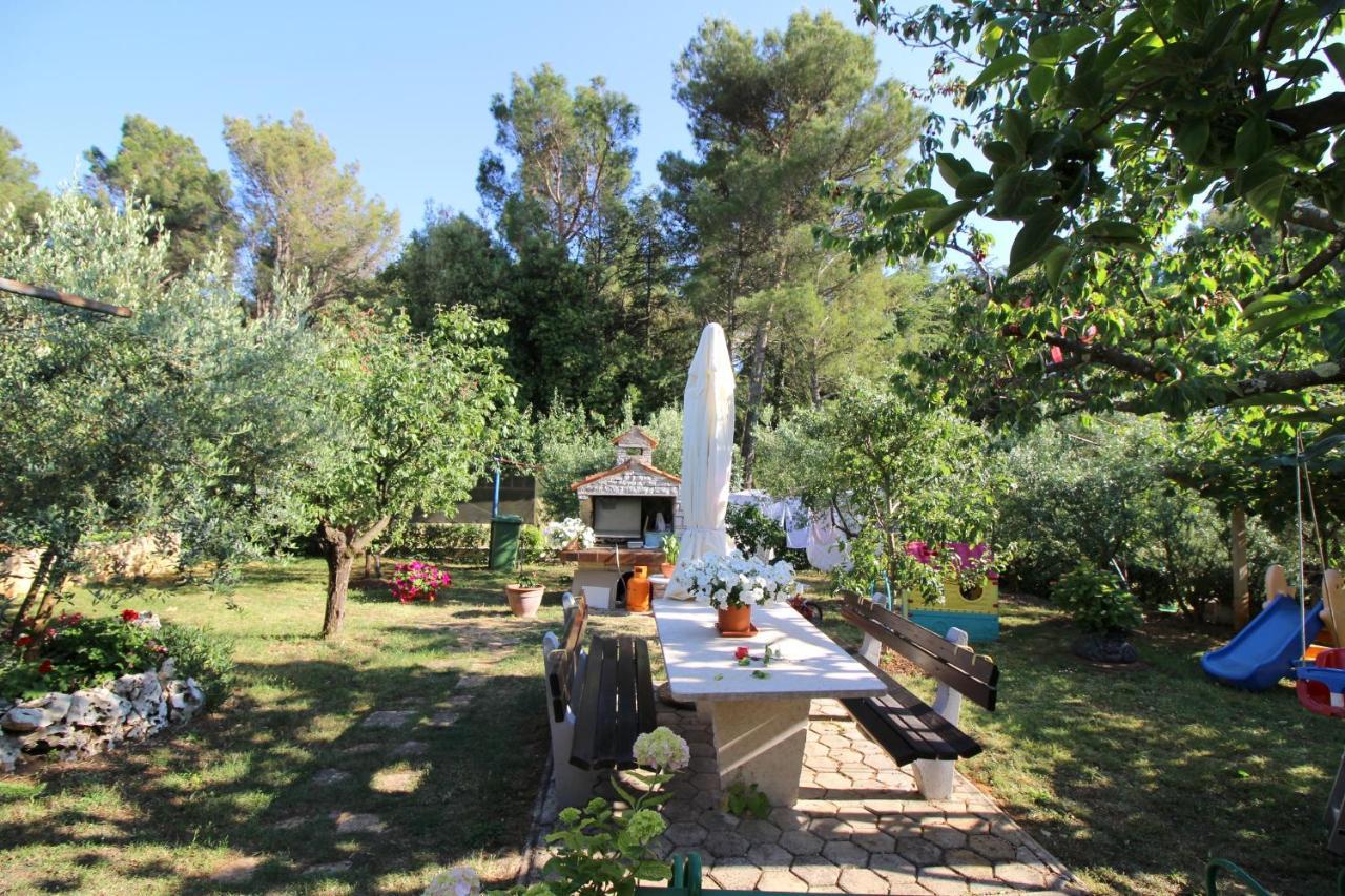 Modern Apartment Sabina With Nice Garden Пореч Екстериор снимка